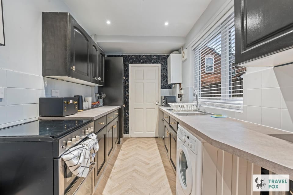 Kitchen or kitchenette, washing machine