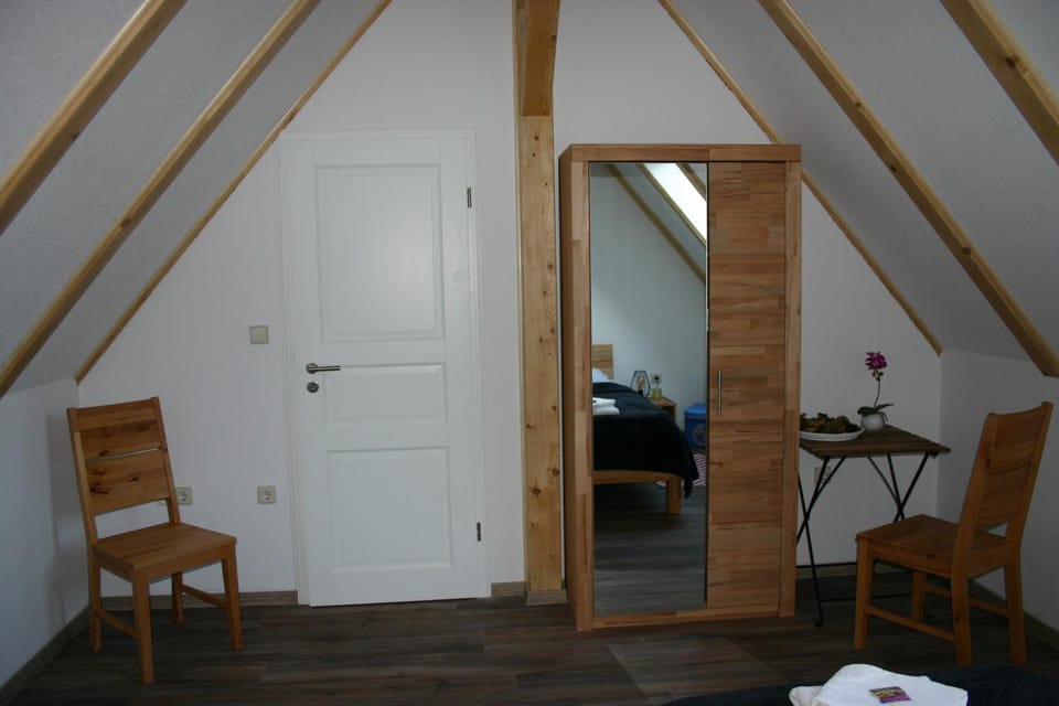 Photo of the whole room, Decorative detail