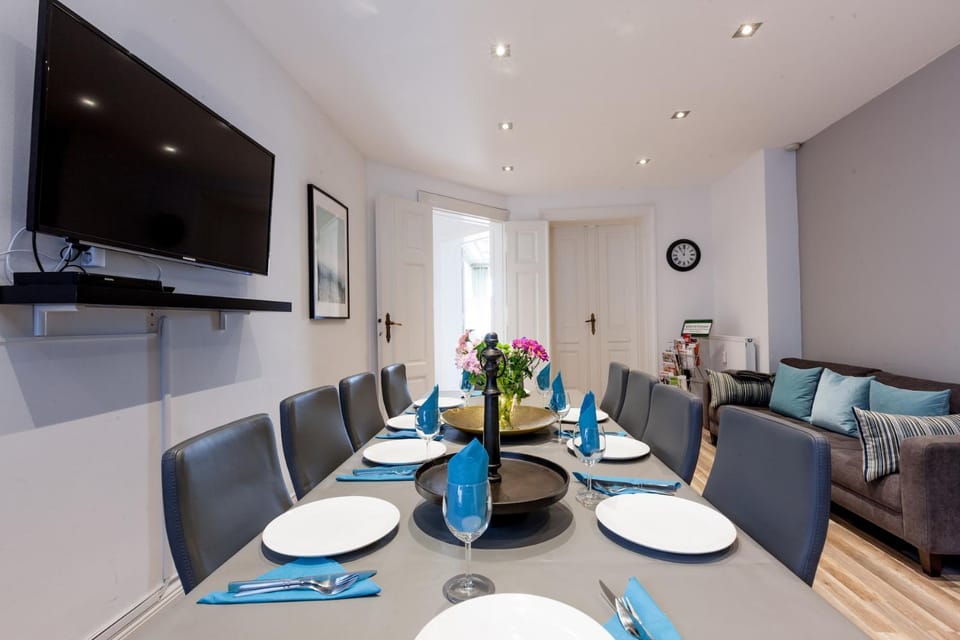 Communal lounge/ TV room, TV and multimedia, Living room, Evening entertainment