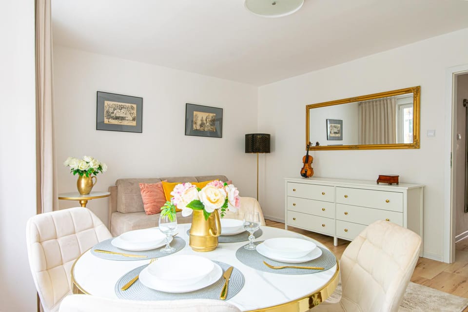 Bed, Living room, Seating area, Dining area