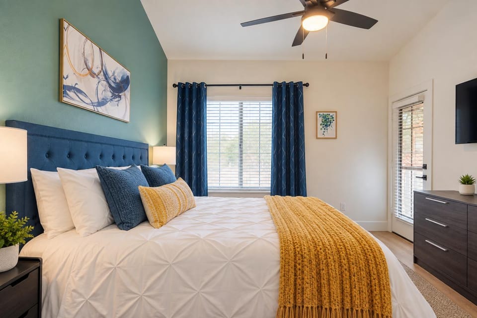 Bed, TV and multimedia, Bedroom
