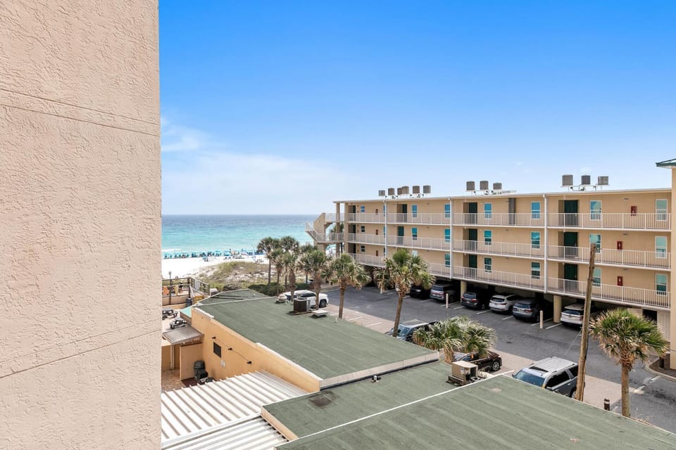 Sundestin 415 - The Beachcomber Apartment in Destin