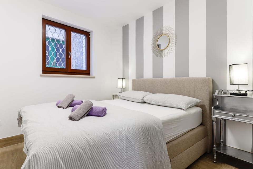 Bed, Bedroom, towels