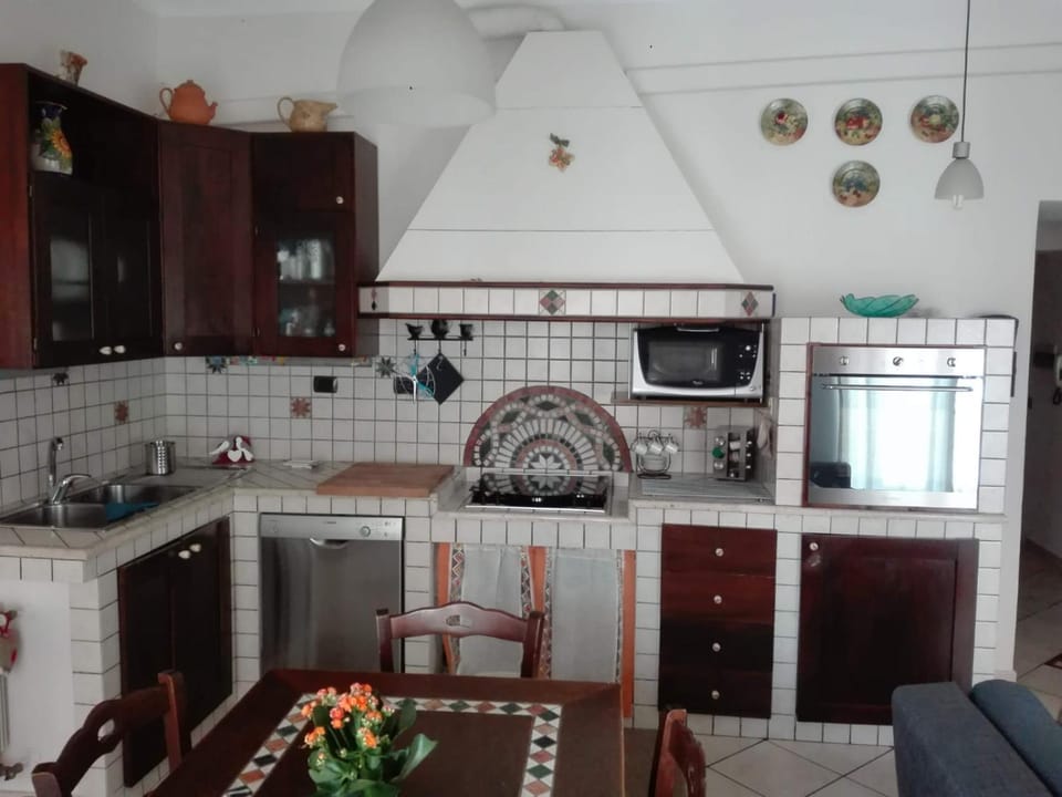 Kitchen or kitchenette, Dining area, dishwasher, minibar, pet friendly, stove