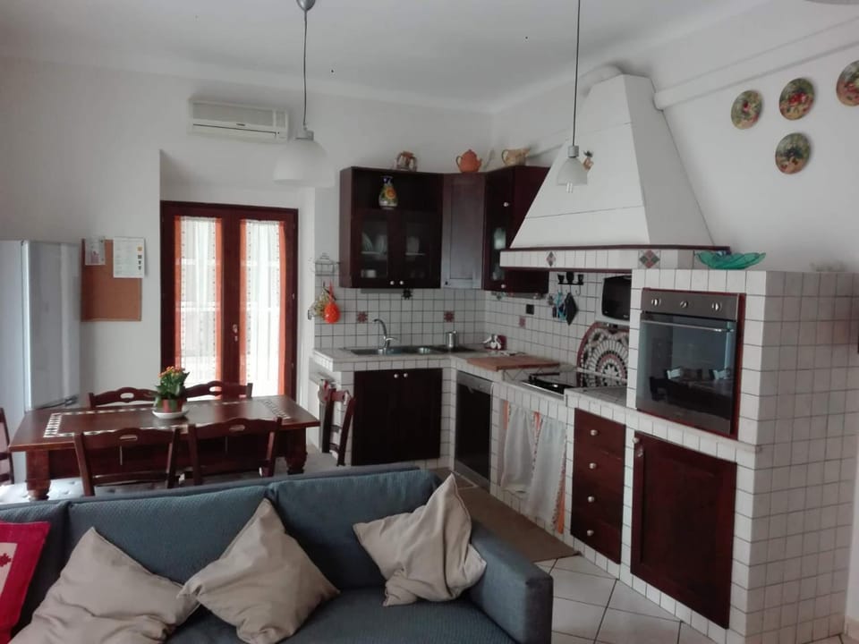 Kitchen or kitchenette, Living room, Seating area, Dining area, dishwasher, minibar, pet friendly, stove, air conditioner