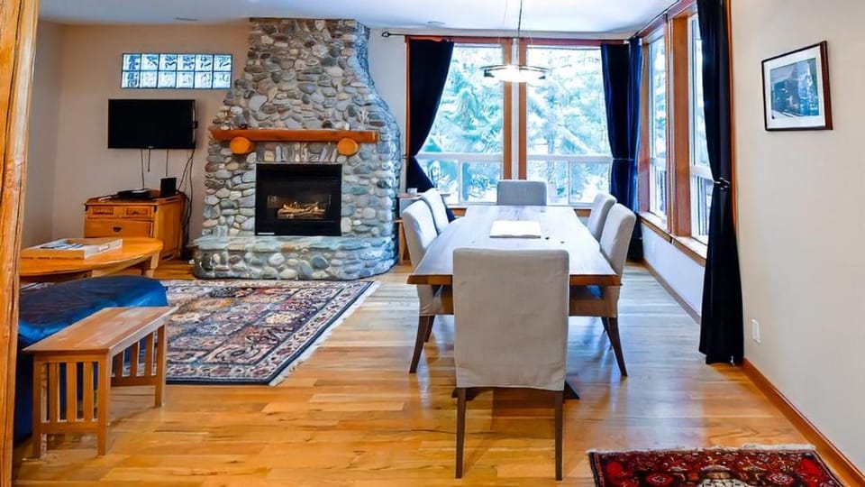 Polar Peak Chalet by Fernie Lodging Company Apartment in British Columbia