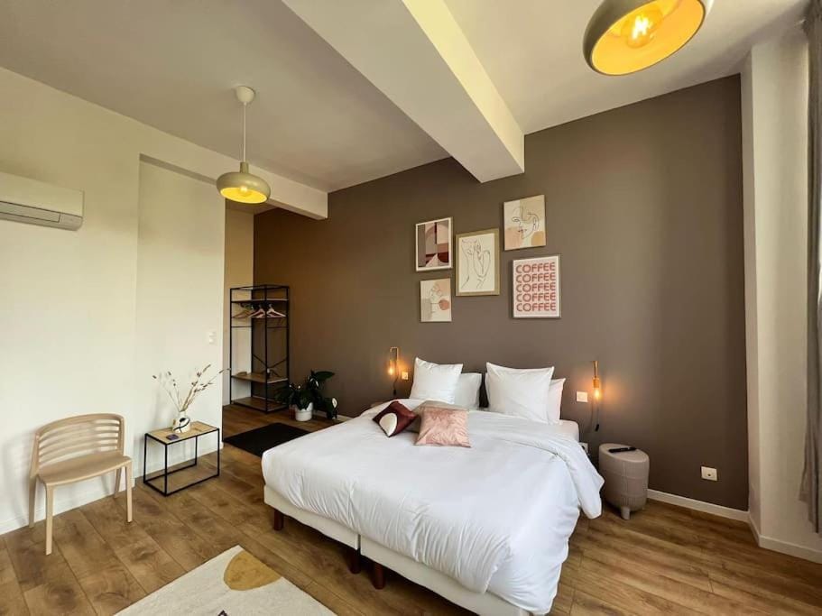 Bed, Photo of the whole room, Bedroom, air conditioner