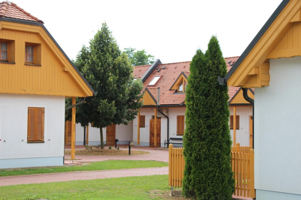 Off site, Day, Neighbourhood