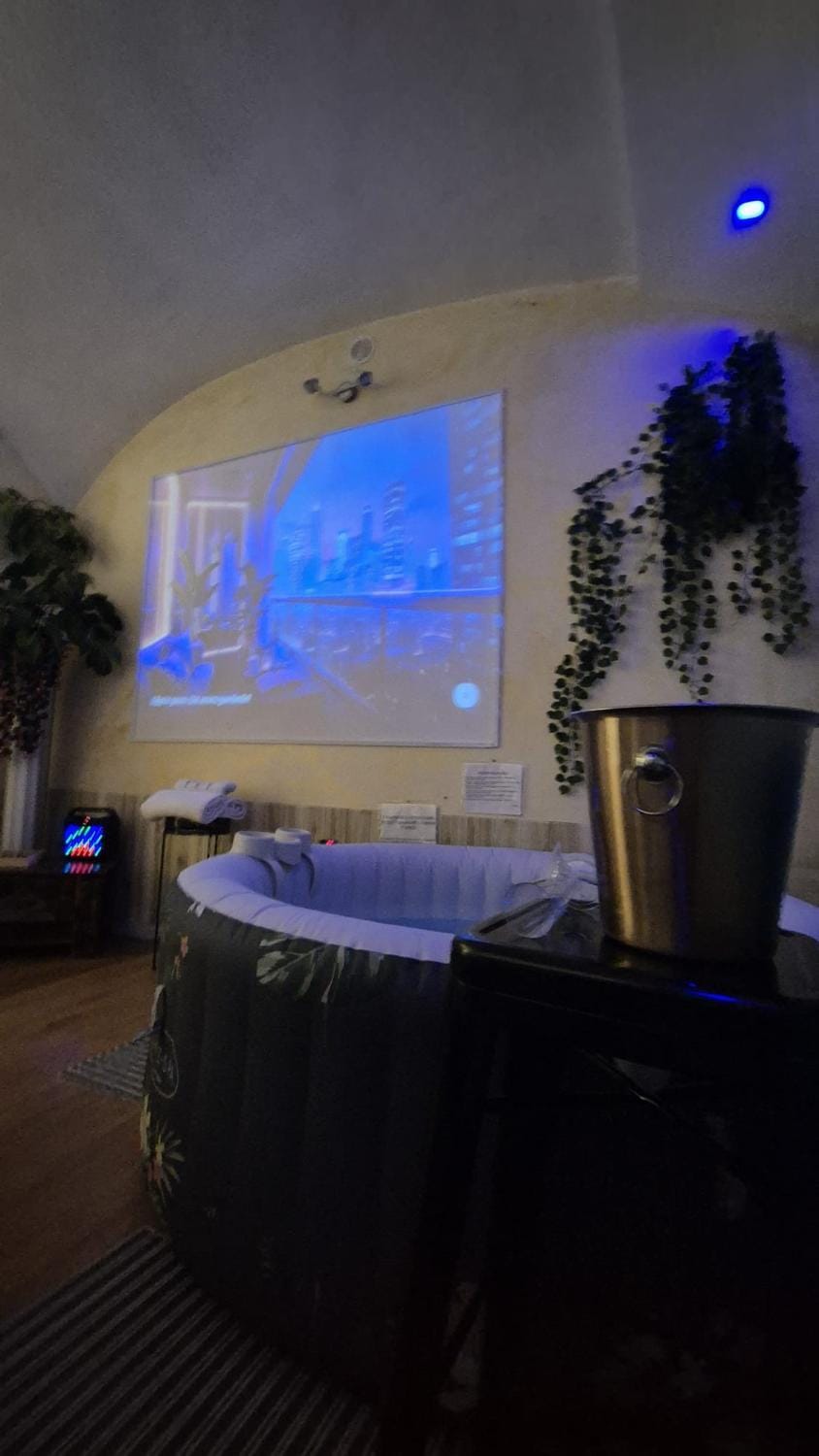 Hot Tub, Photo of the whole room