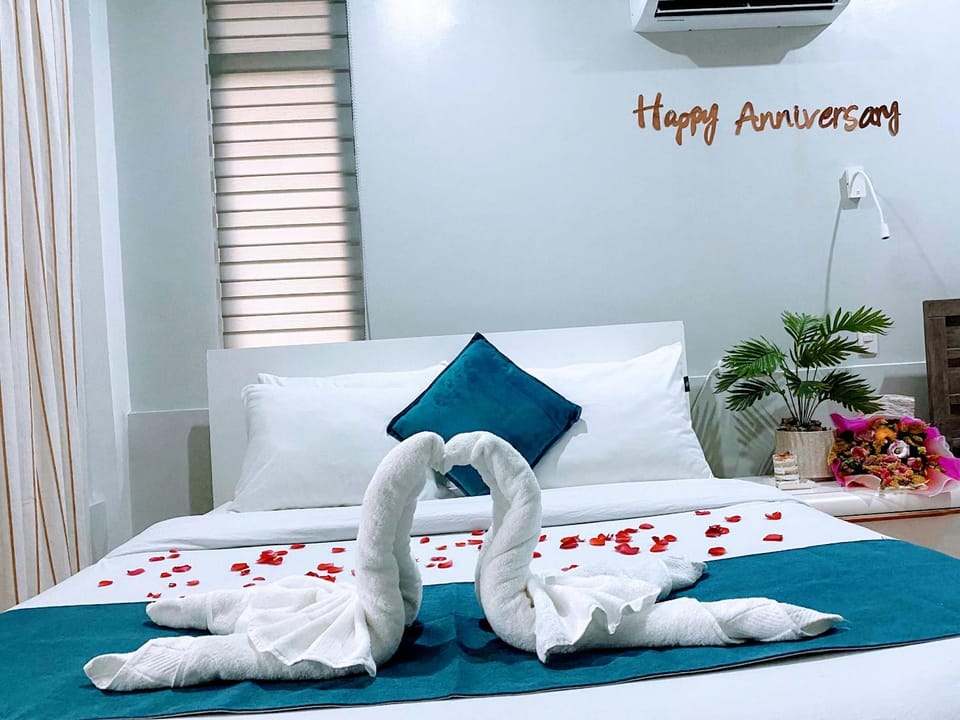 INATO SUITES Rm 1 1 queen bed and a pullout sofa bed Vacation rental in Panglao