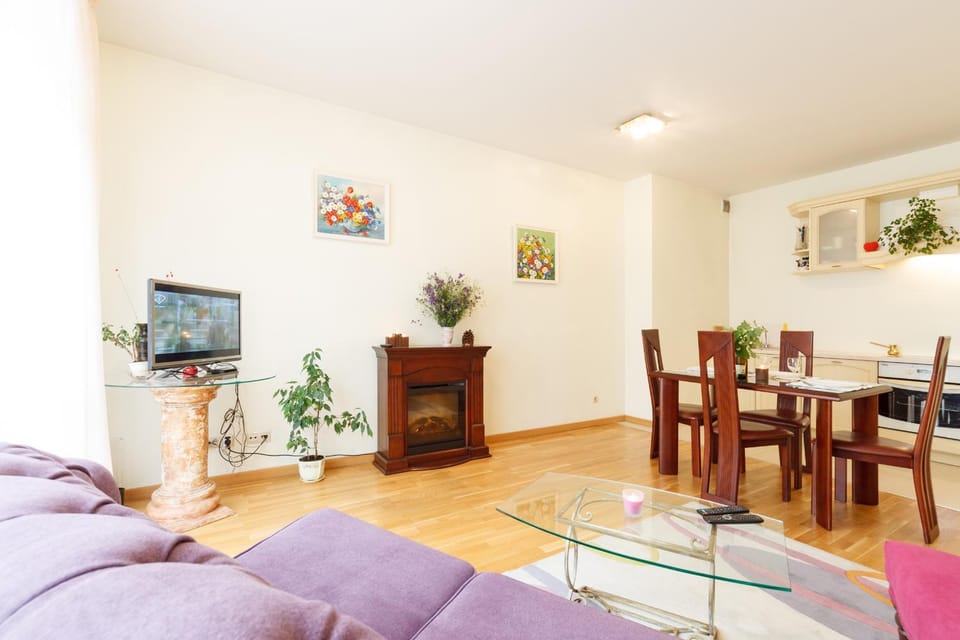TV and multimedia, Living room, Seating area, Dining area