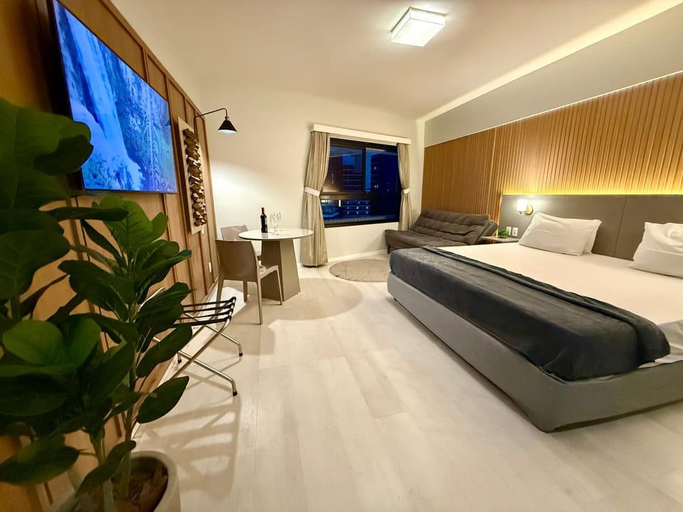 Bed, TV and multimedia, Photo of the whole room, Seating area, Bedroom