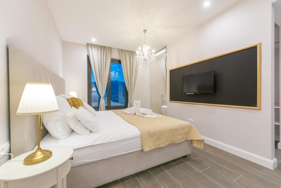 Bed, TV and multimedia, Bedroom, towels