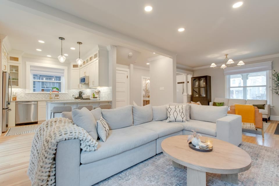 Hot Tub, Fire Pits: Ideally Located Denver Home! House in Denver
