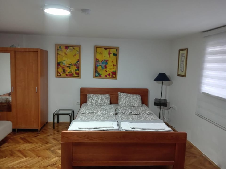 Stan na dan Kamenički park Bed and Breakfast in Novi Sad