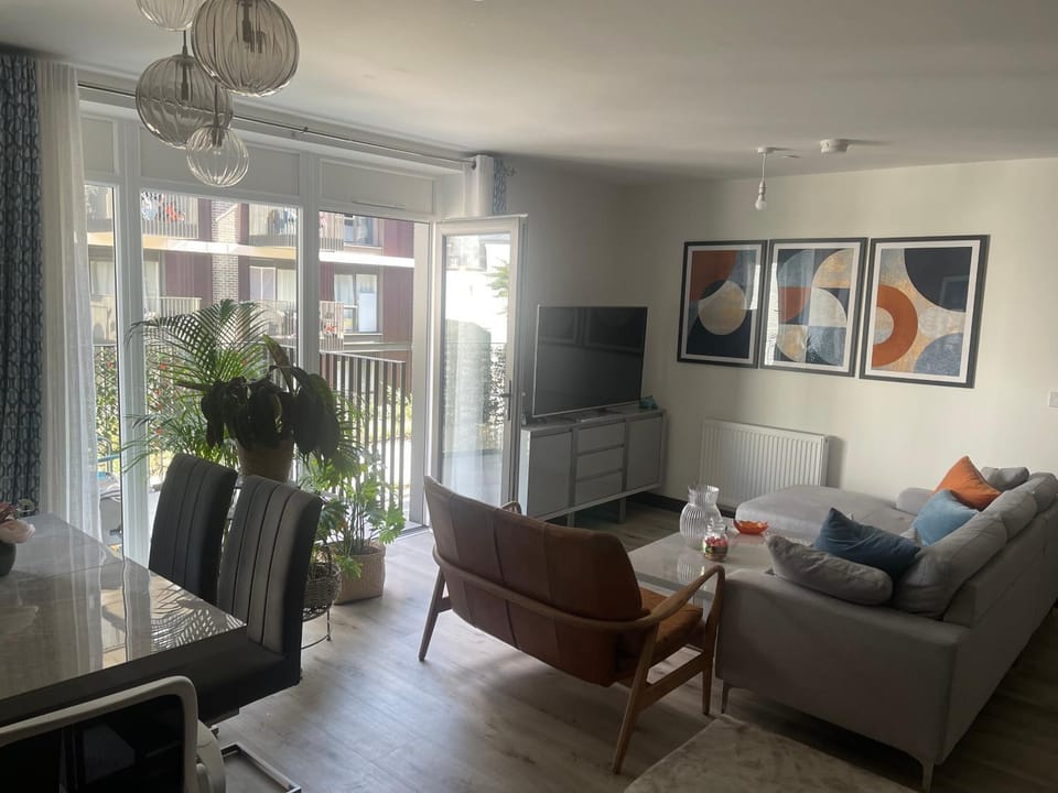 Communal lounge/ TV room, Communal lounge/ TV room, TV and multimedia, Living room, Seating area, Dining area, Evening entertainment