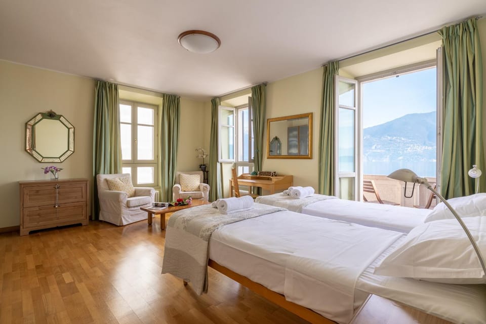 Bed, Natural landscape, Photo of the whole room, Bedroom, Mountain view