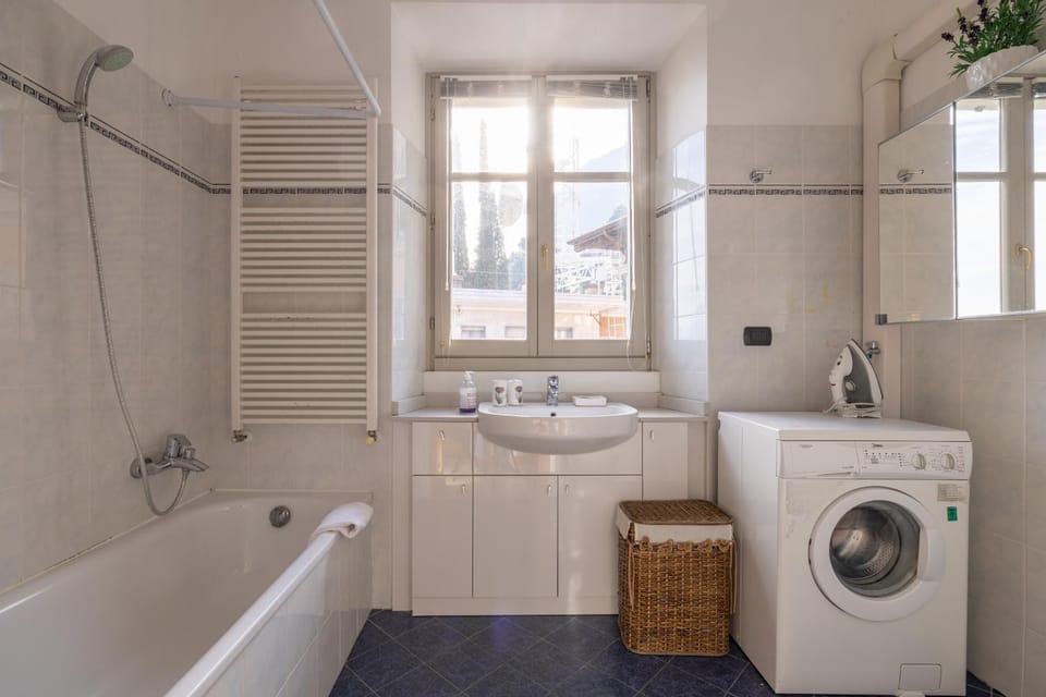 Bathroom, Bath, towels, washing machine