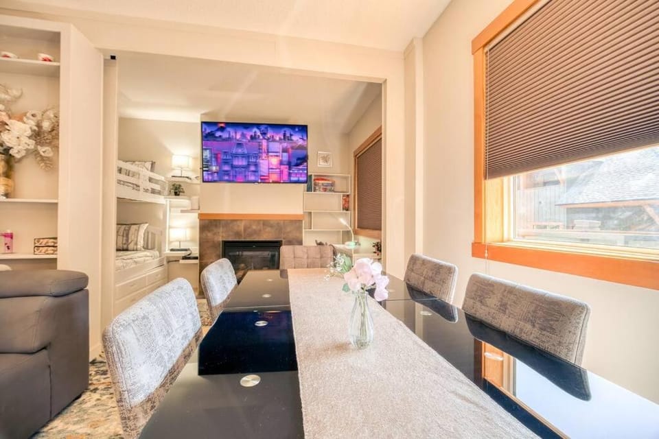 Mountain Escape sleeps 10 Guests in this 3BD 2BT Top Floor Condo with Mountain View Apartment in Canmore