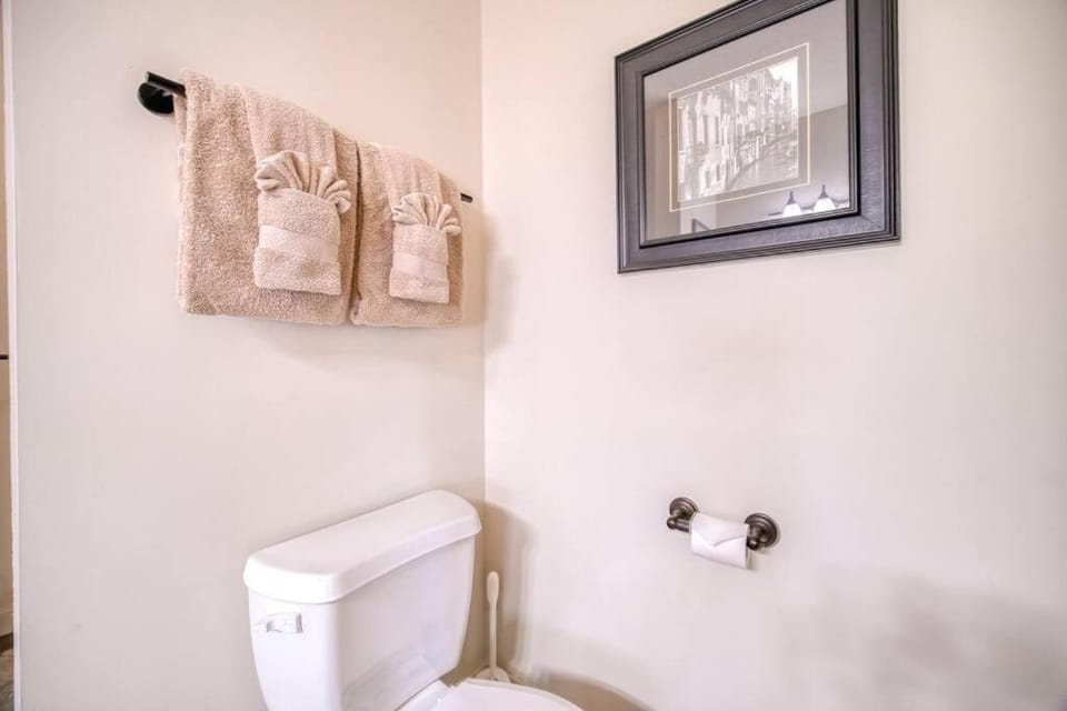Mountain Escape sleeps 10 Guests in this 3BD 2BT Top Floor Condo with Mountain View Apartment in Canmore