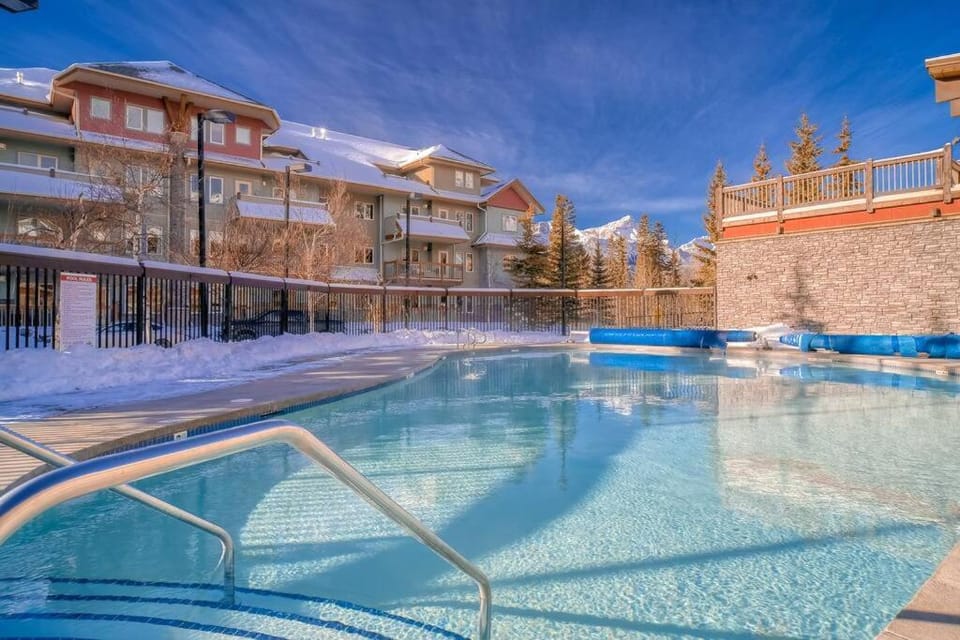 Mountain Escape sleeps 10 Guests in this 3BD 2BT Top Floor Condo with Mountain View Apartment in Canmore