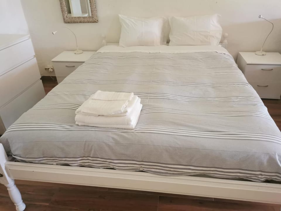 Bed, Bedroom, towels