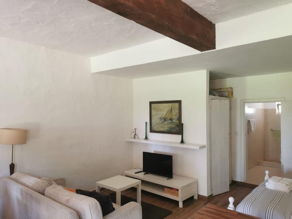 Communal lounge/ TV room, Bed, TV and multimedia, Bedroom, hair dresser, wardrobe