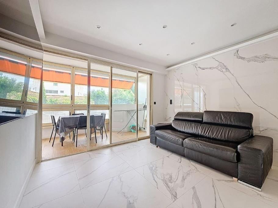 2 pièces 35 m2 + 1 véranda Apartment in Antibes