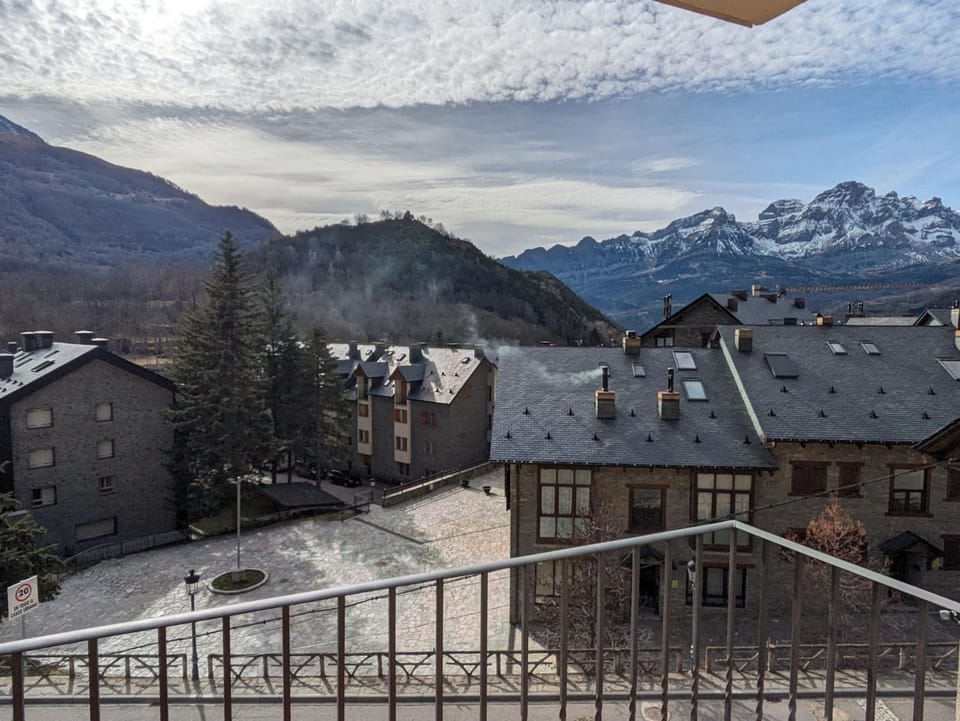View (from property/room), Balcony/Terrace, Mountain view