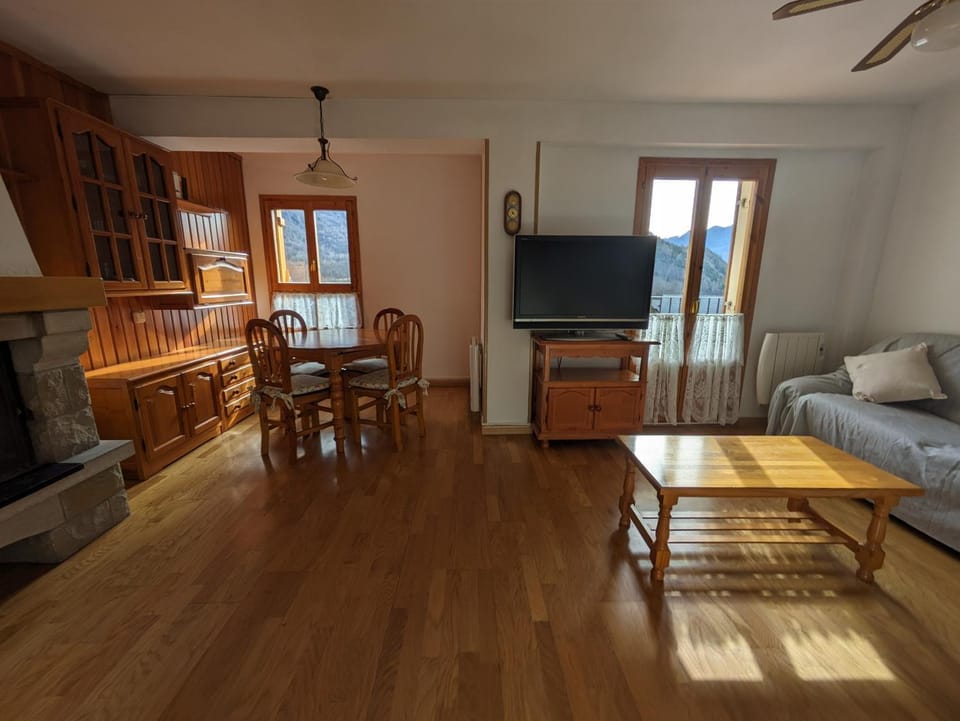 Communal lounge/ TV room, TV and multimedia, Kitchen or kitchenette, Living room, Seating area, Dining area