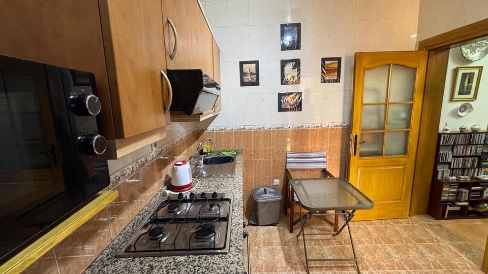 Kitchen or kitchenette, Dining area, stove