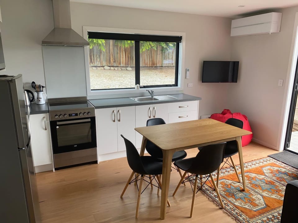 Kitchen or kitchenette, Seating area, Dining area, minibar, pet friendly, stove
