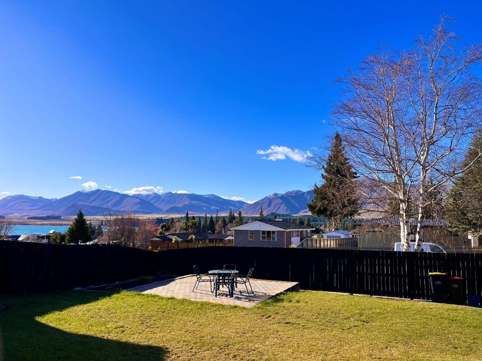 View (from property/room), Seating area, Lake view, Mountain view