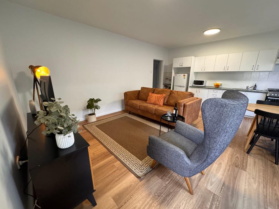 Kitchen or kitchenette, Living room, Seating area, Dining area, stove
