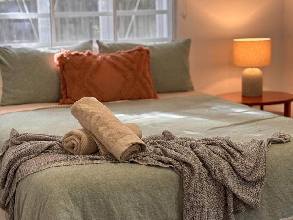 Bed, Bedroom, towels