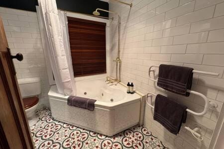 Shower, Bathroom, Bath, towels