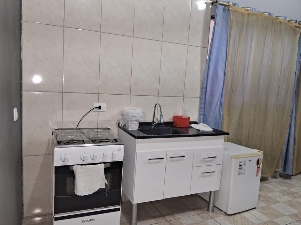 Kitchen or kitchenette, minibar, stove