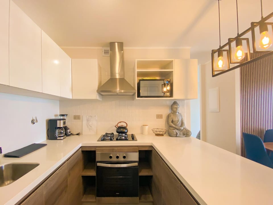 Kitchen or kitchenette, minibar