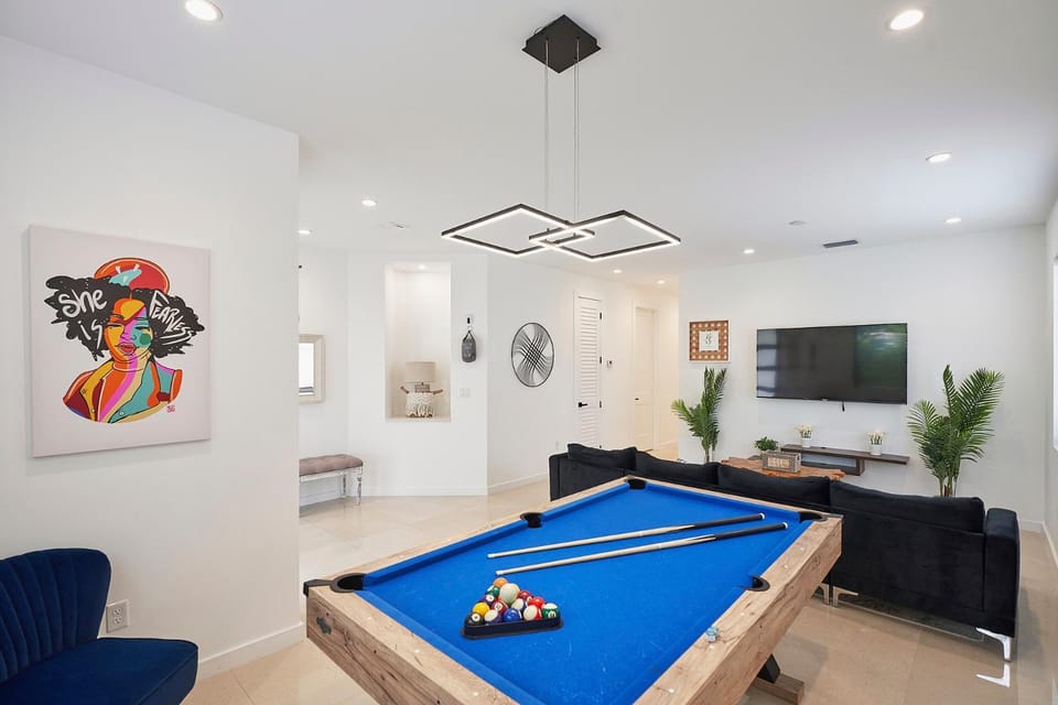 Communal lounge/ TV room, Billiard, TV and multimedia, Living room, Entertainment