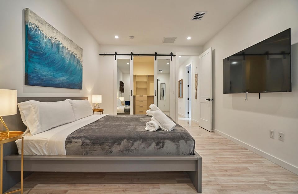 Bed, TV and multimedia, Bedroom