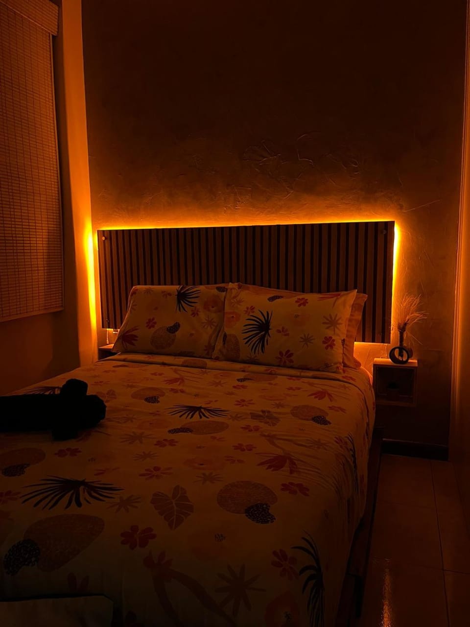 Bed, Photo of the whole room, Decorative detail, Bedroom, internet, locker, air conditioner