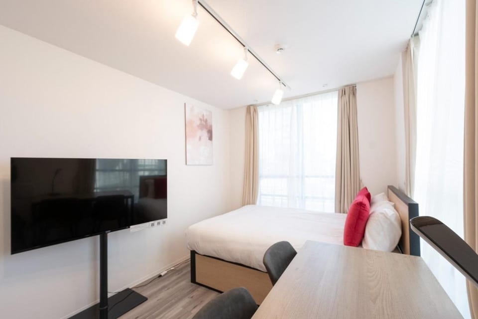 Bed, TV and multimedia, Photo of the whole room, Seating area, Bedroom