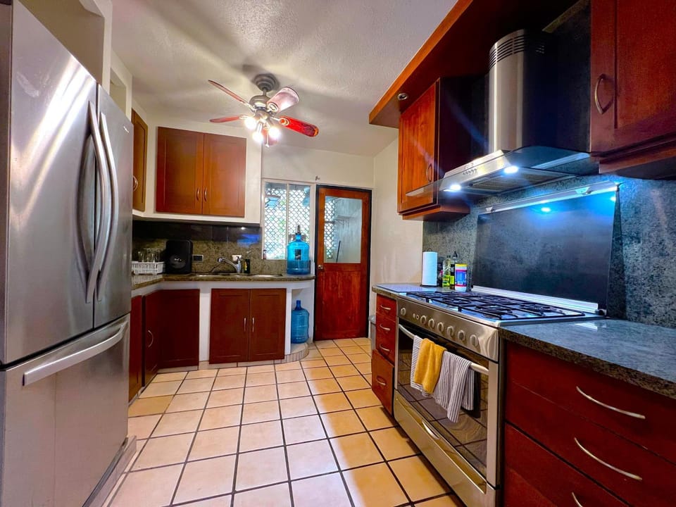 Kitchen or kitchenette, fireplace, pet friendly, stove