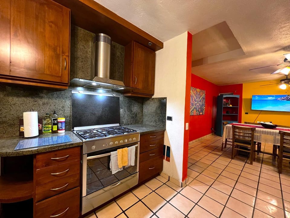 Kitchen or kitchenette, Dining area, pet friendly, stove