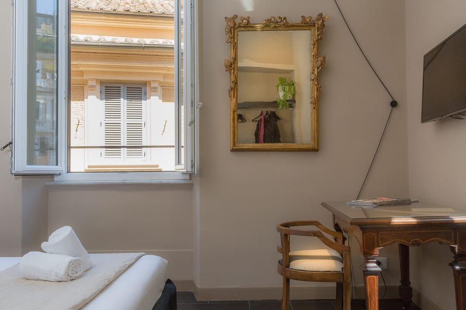 Decorative detail, Bedroom, City view