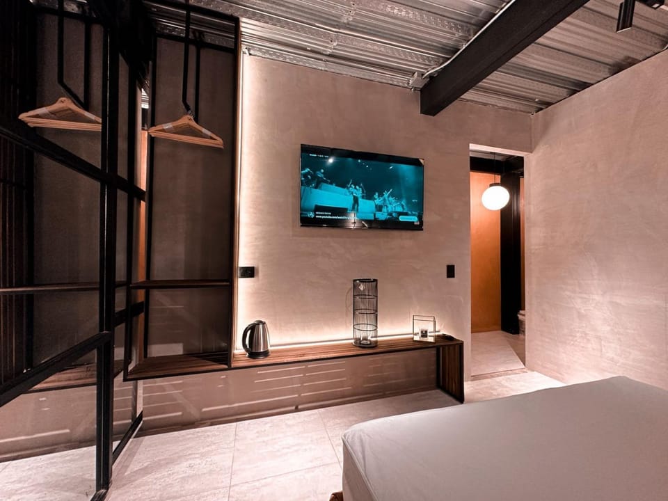 Bed, TV and multimedia, Photo of the whole room, Bedroom