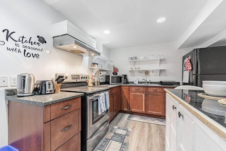 Cozy Haven Retreat 2Bed Basement Apartment in Oshawa