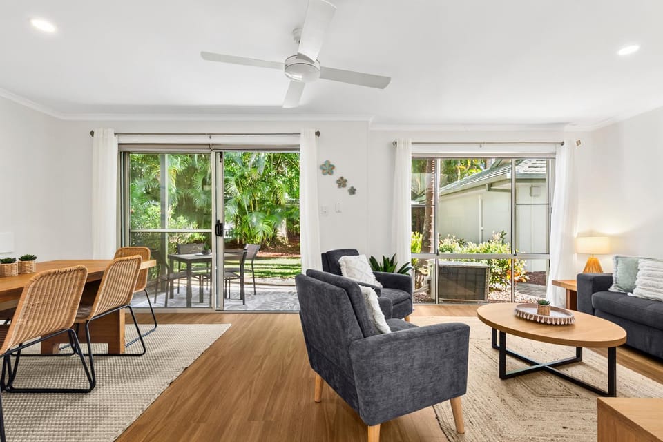 Patio, Garden, Garden, TV and multimedia, View (from property/room), Living room, Food and drinks, Seating area, Dining area, Garden view, Garden view, Family, Parking