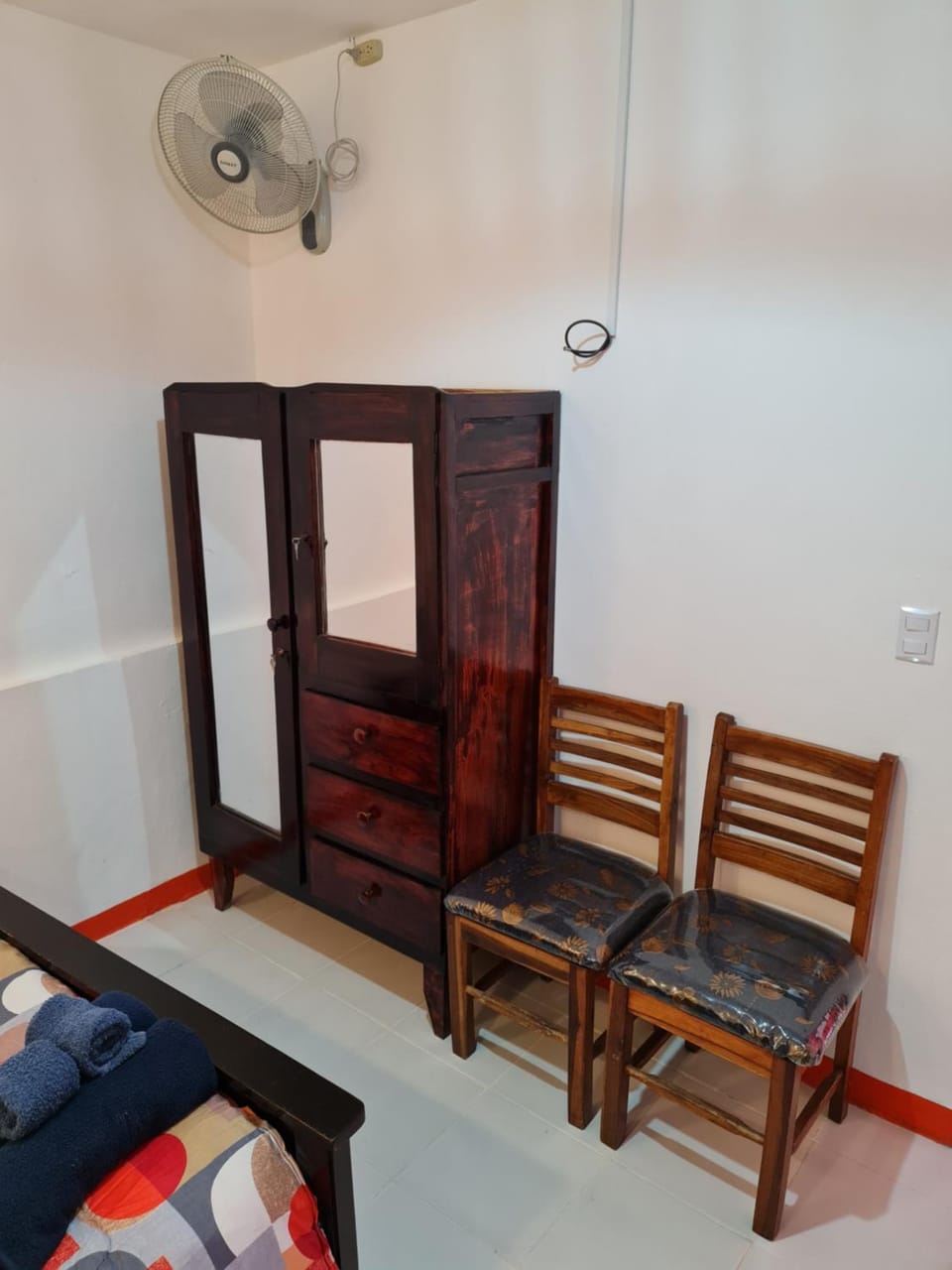 Photo of the whole room, Bedroom, fireplace, wardrobe