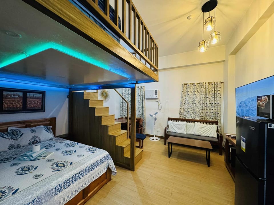 Bed, TV and multimedia, Photo of the whole room, Bedroom
